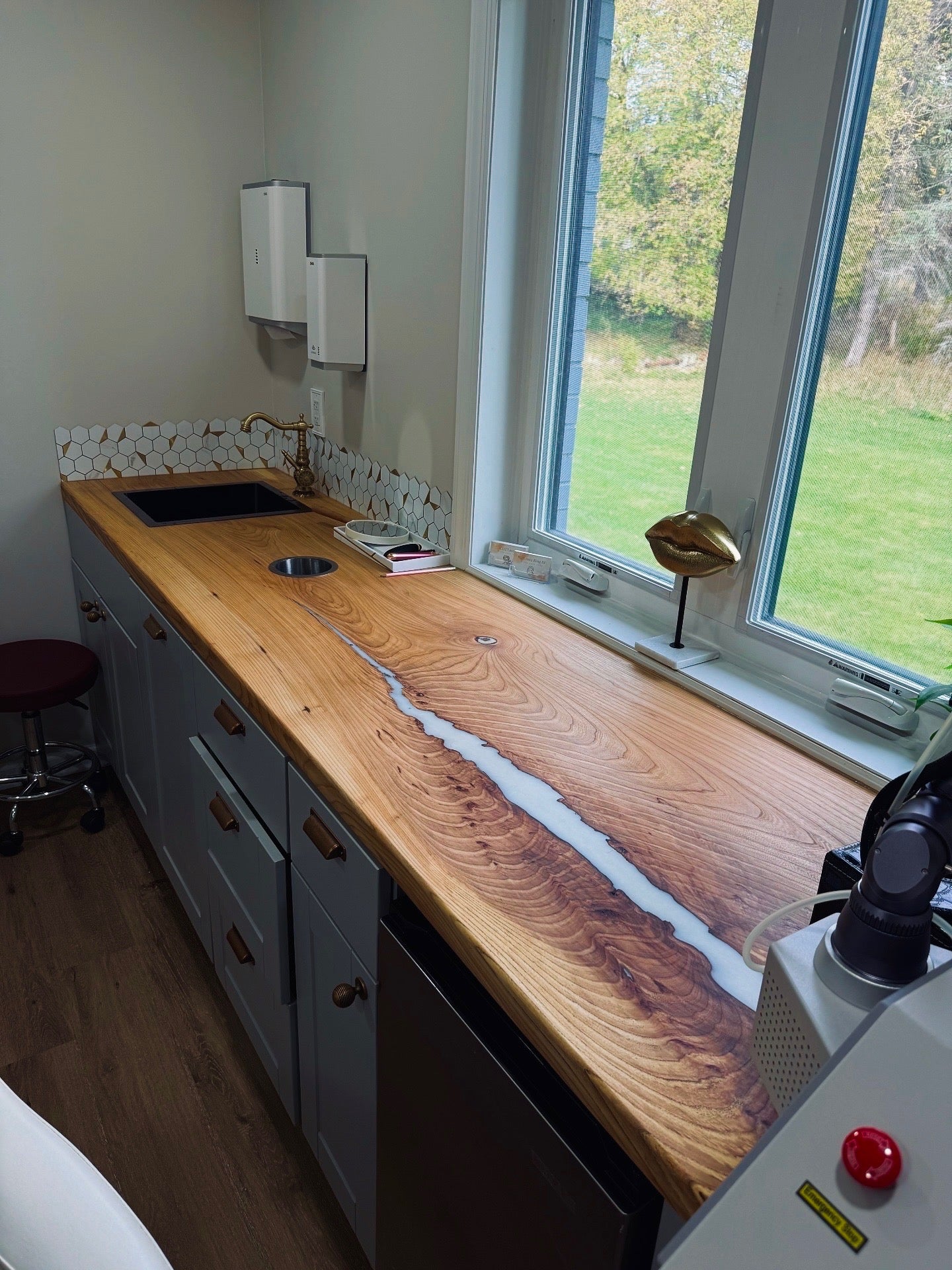 MEDICAL OFFICE COUNTER WHITE EPOXY