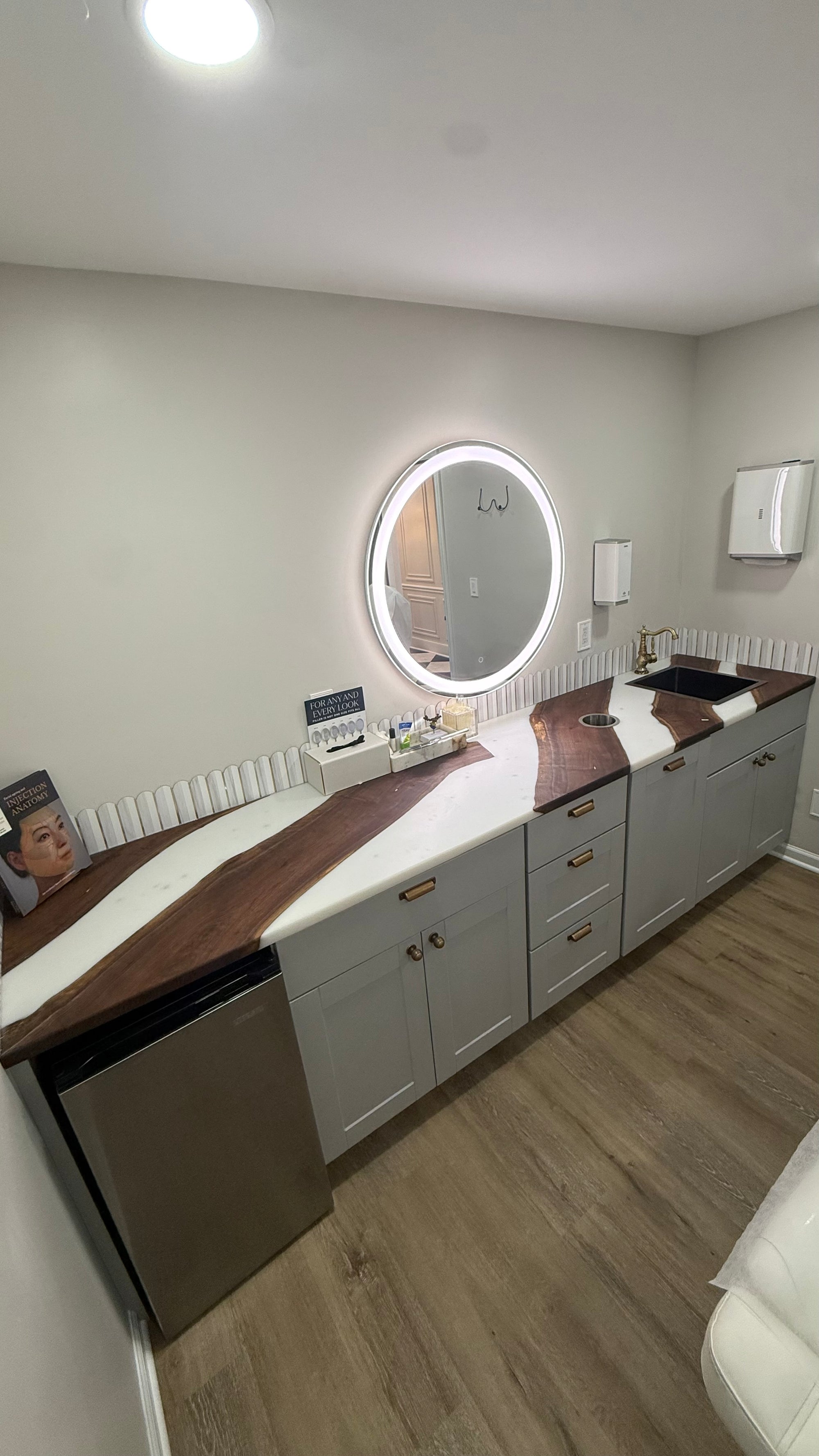 WHITE STRIPE EPOXY MEDICAL OFFICE COUNTER